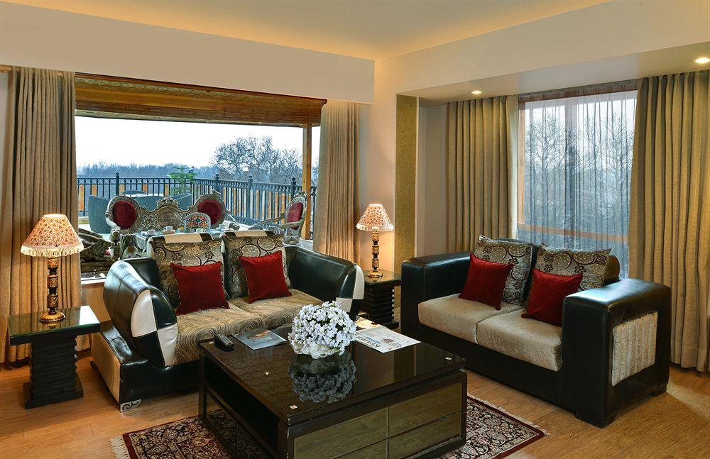 Golden Tulip Srinagar Ξενοδοχείο Εξωτερικό φωτογραφία