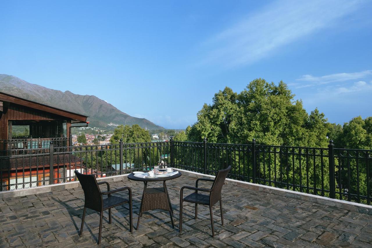 Golden Tulip Srinagar Ξενοδοχείο Εξωτερικό φωτογραφία