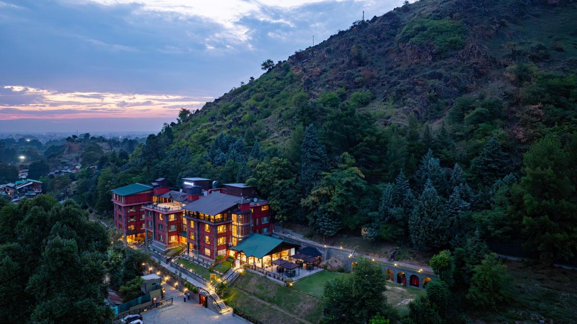 Golden Tulip Srinagar Ξενοδοχείο Εξωτερικό φωτογραφία