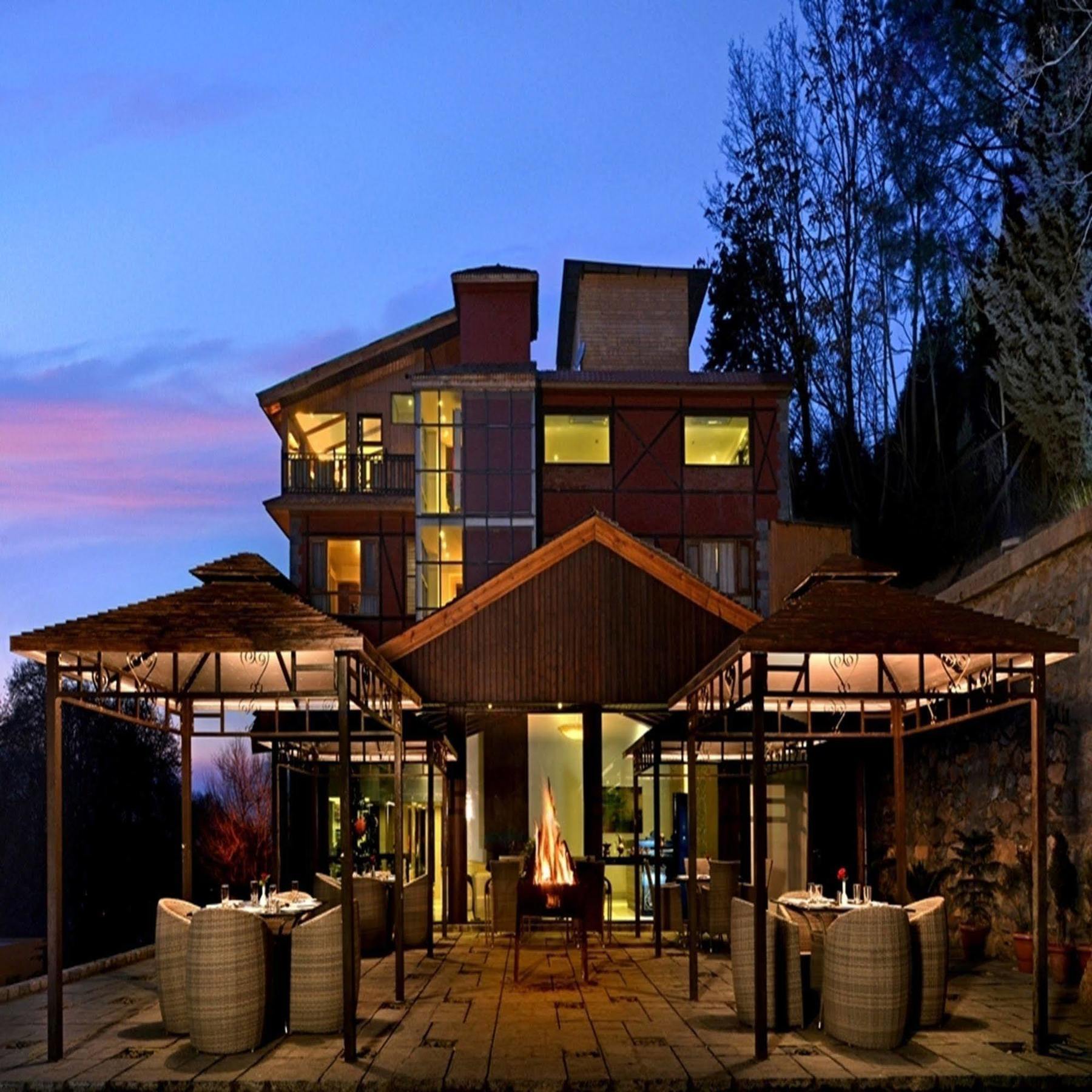 Golden Tulip Srinagar Ξενοδοχείο Εξωτερικό φωτογραφία