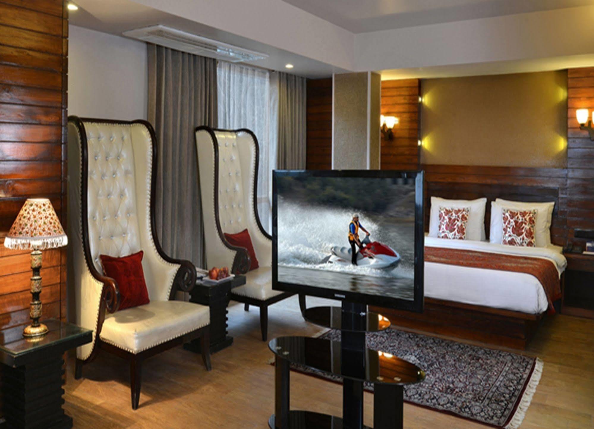 Golden Tulip Srinagar Ξενοδοχείο Εξωτερικό φωτογραφία