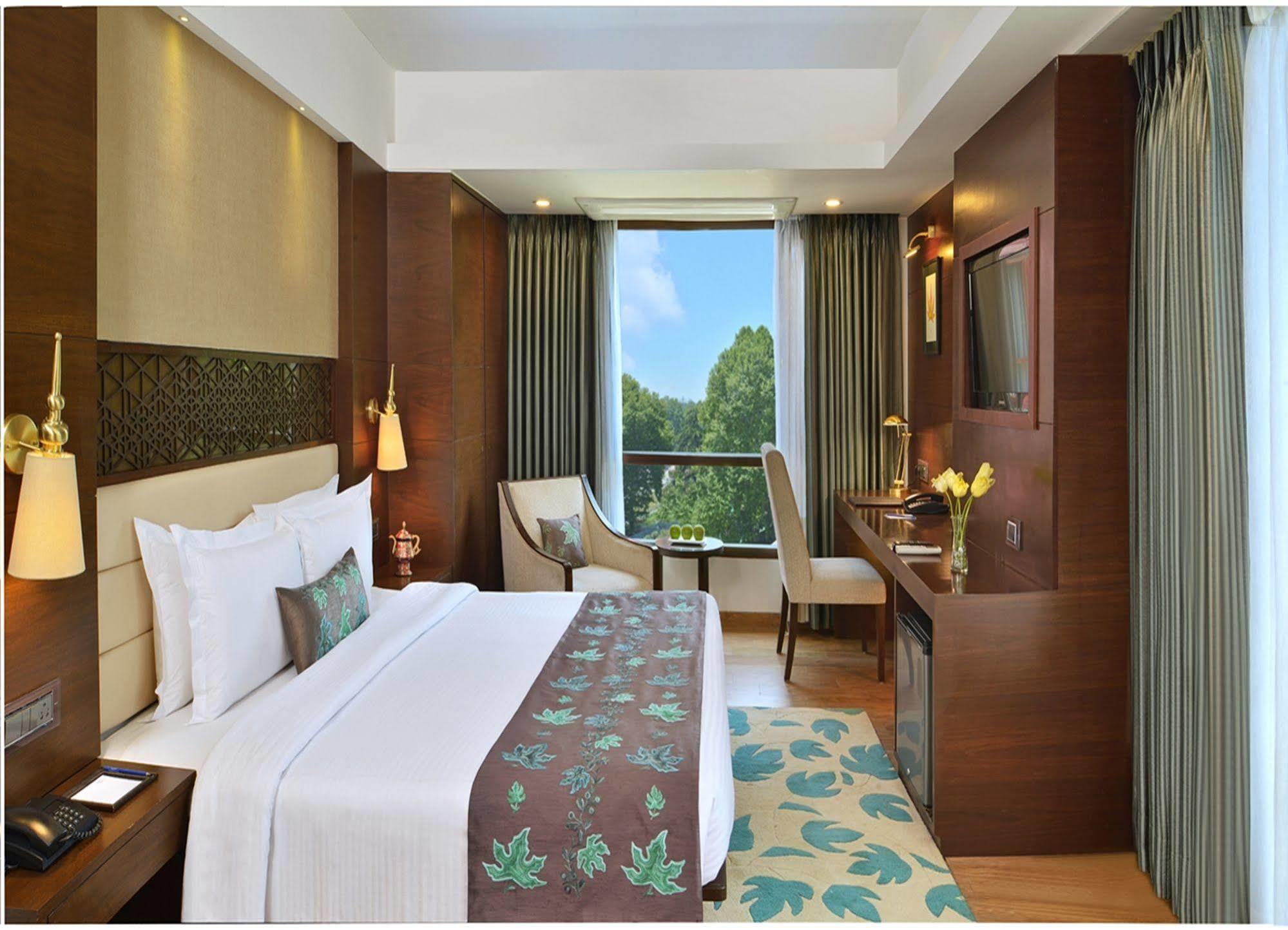 Golden Tulip Srinagar Ξενοδοχείο Εξωτερικό φωτογραφία