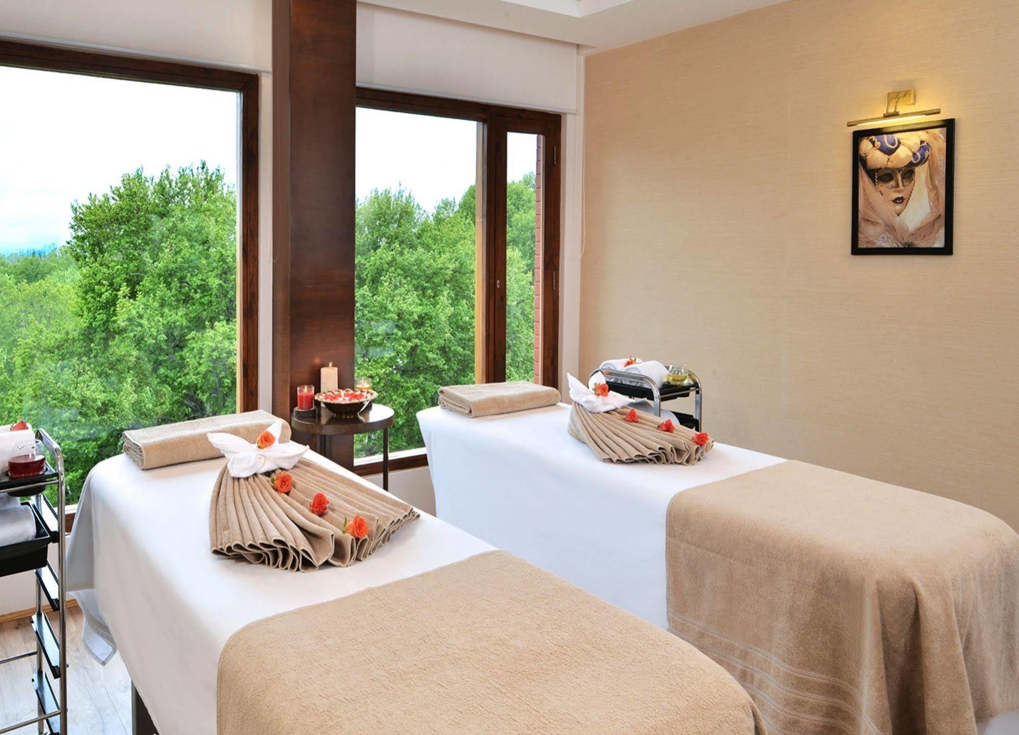 Golden Tulip Srinagar Ξενοδοχείο Εξωτερικό φωτογραφία