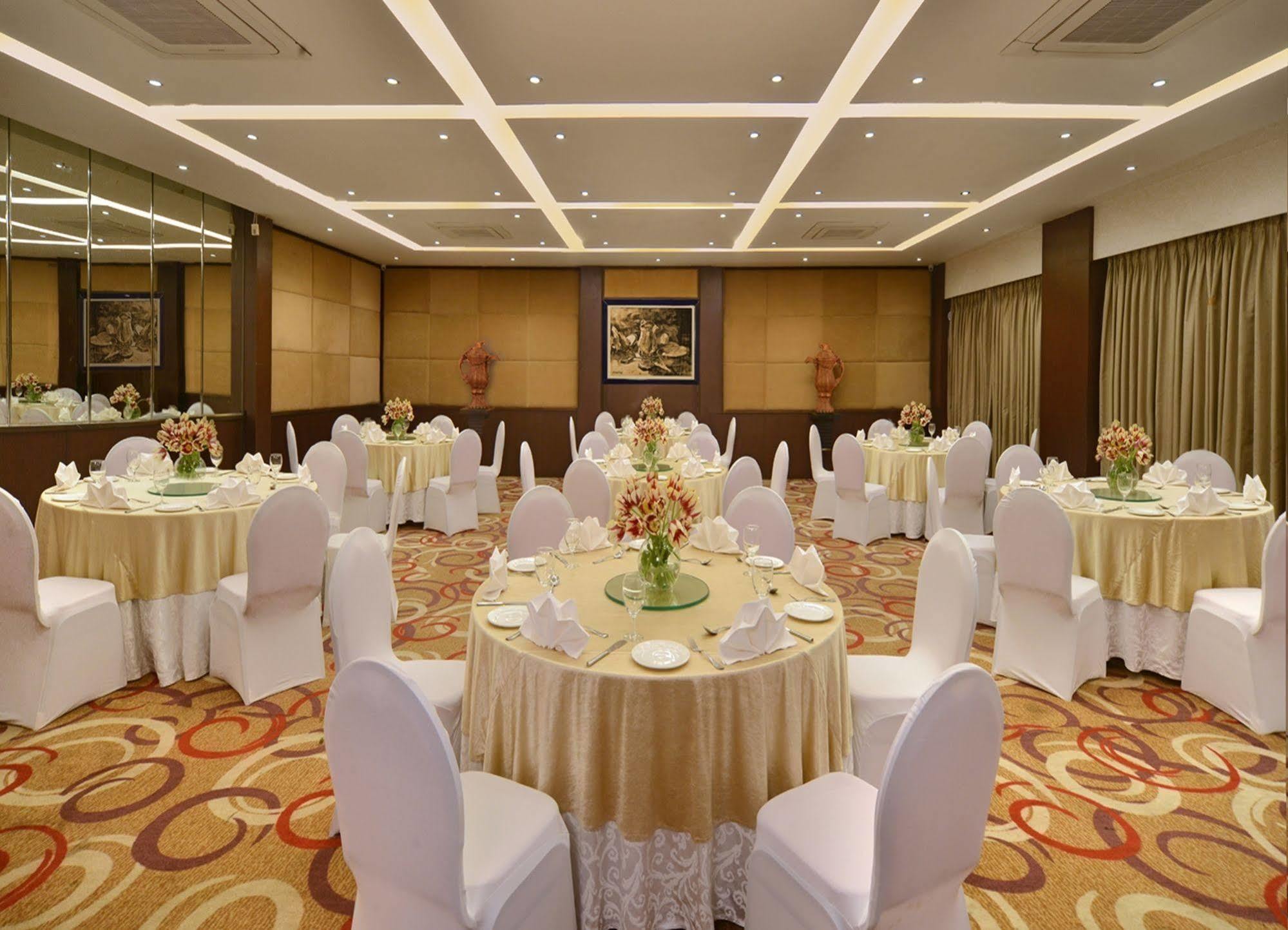 Golden Tulip Srinagar Ξενοδοχείο Εξωτερικό φωτογραφία