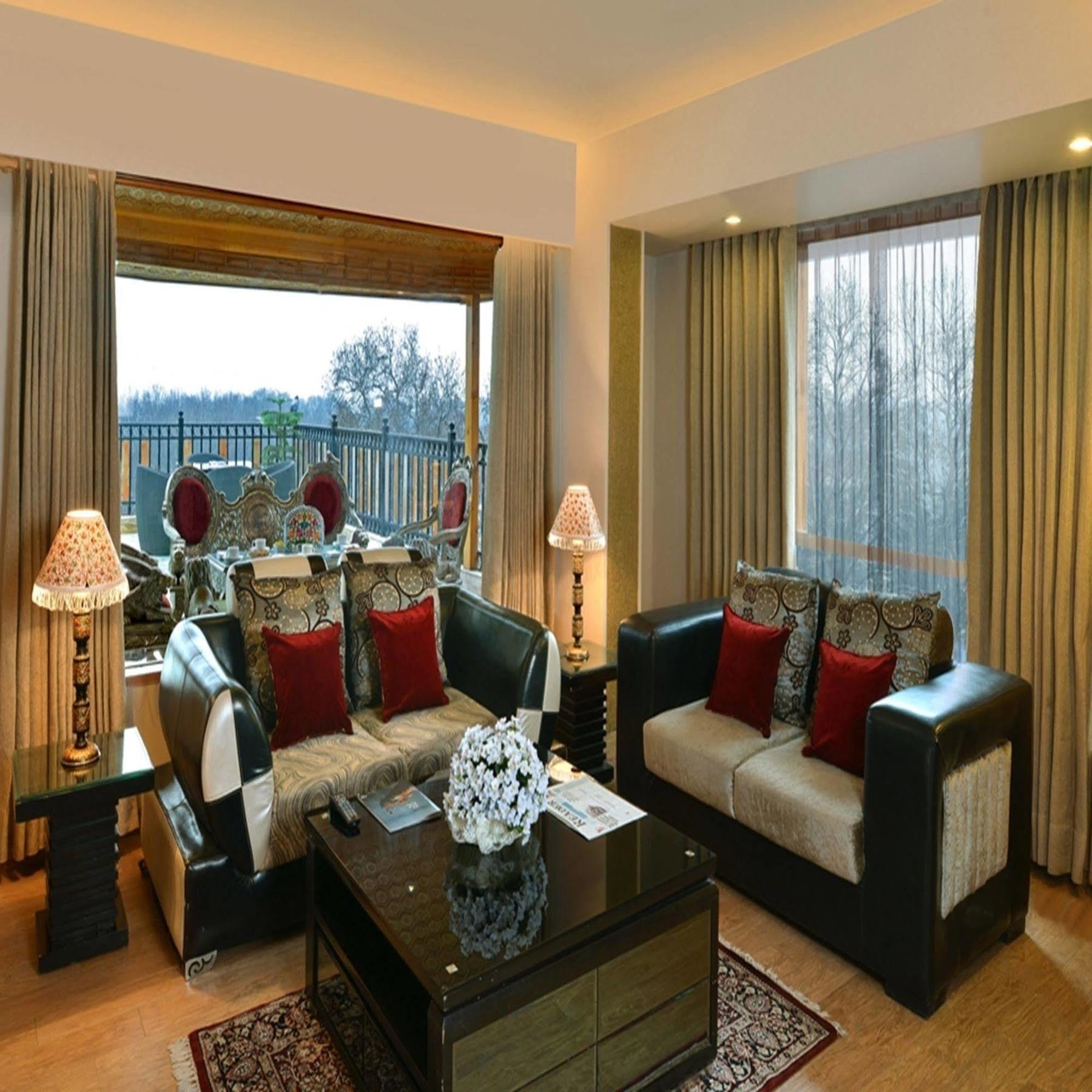 Golden Tulip Srinagar Ξενοδοχείο Εξωτερικό φωτογραφία