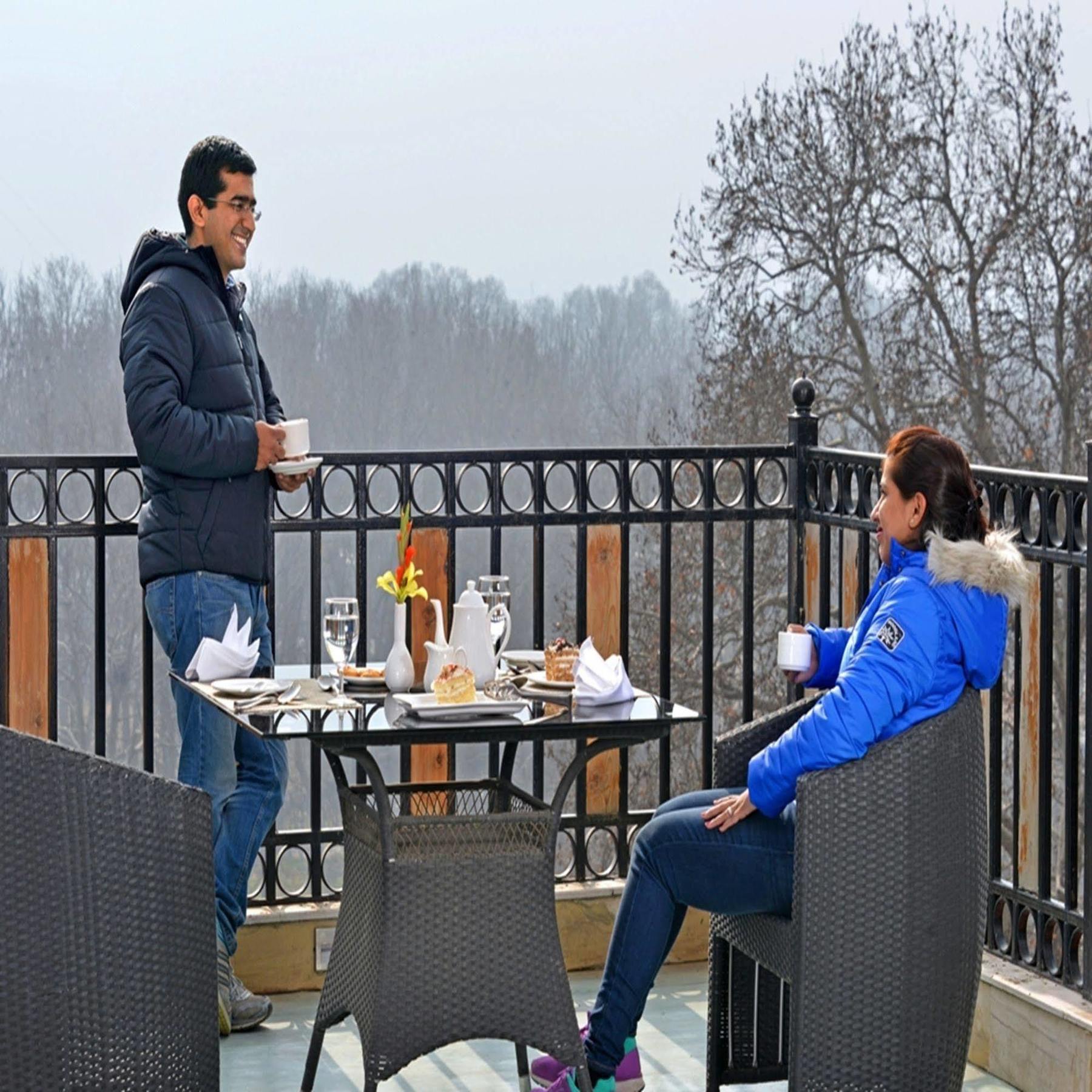 Golden Tulip Srinagar Ξενοδοχείο Εξωτερικό φωτογραφία